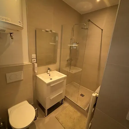 Spacious Bright Flat 300m River Bank Apartamento